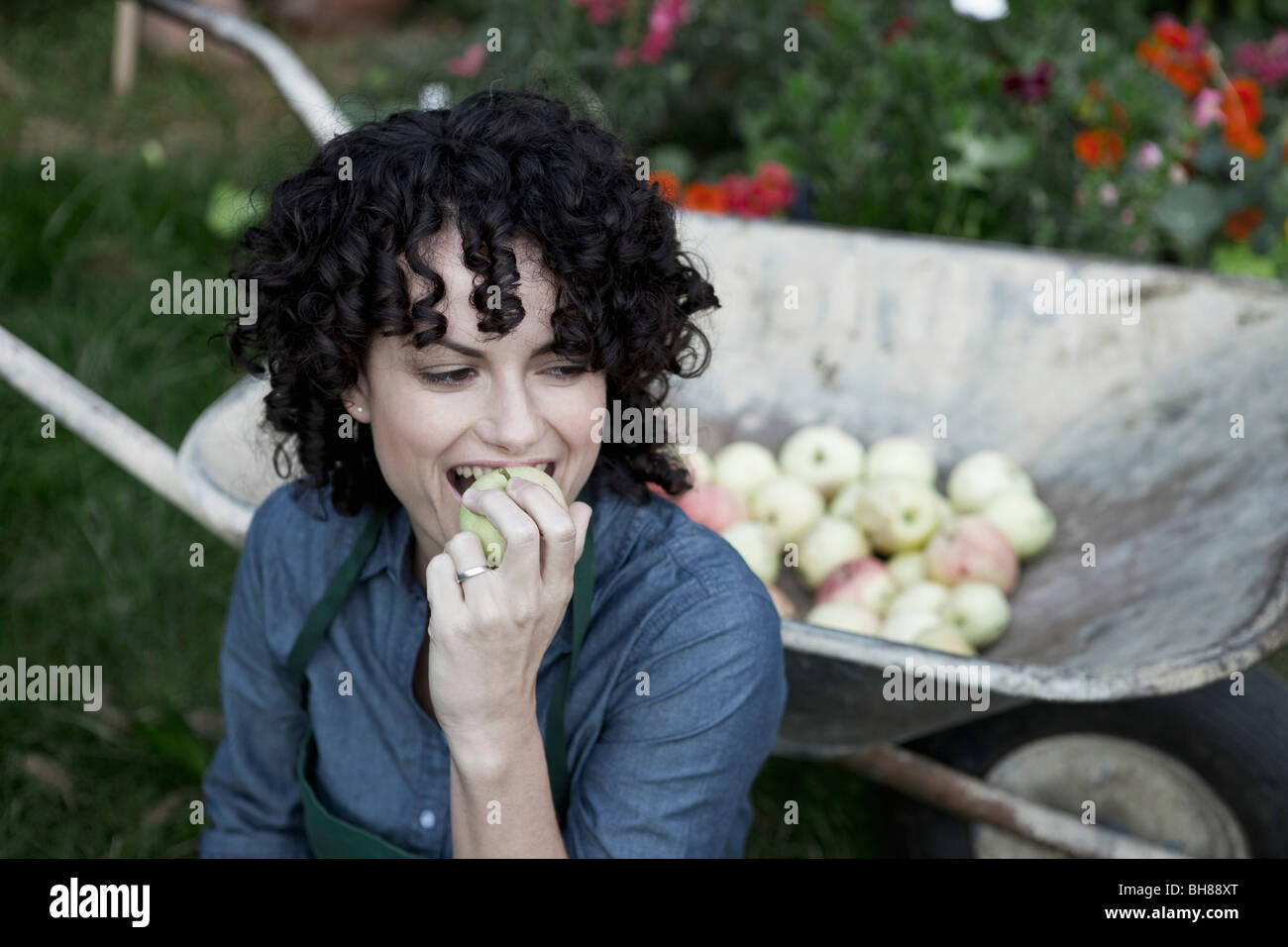 Eine Frau zum Anbeißen aus frisch gepflückten Apfel Stockfoto