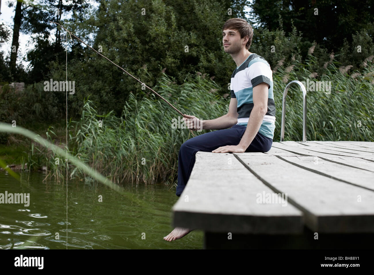 Ein Mann aus einem Steg Angeln Stockfoto
