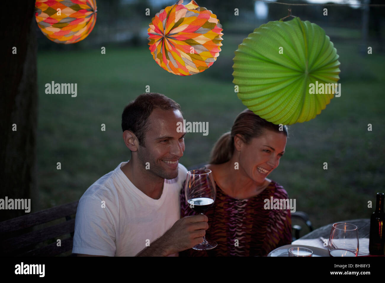 Ein paar bei einer Dinner-Party im freien Stockfoto
