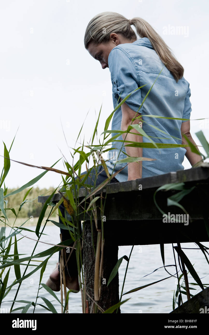 Eine Frau auf einem Steg entspannend Stockfoto