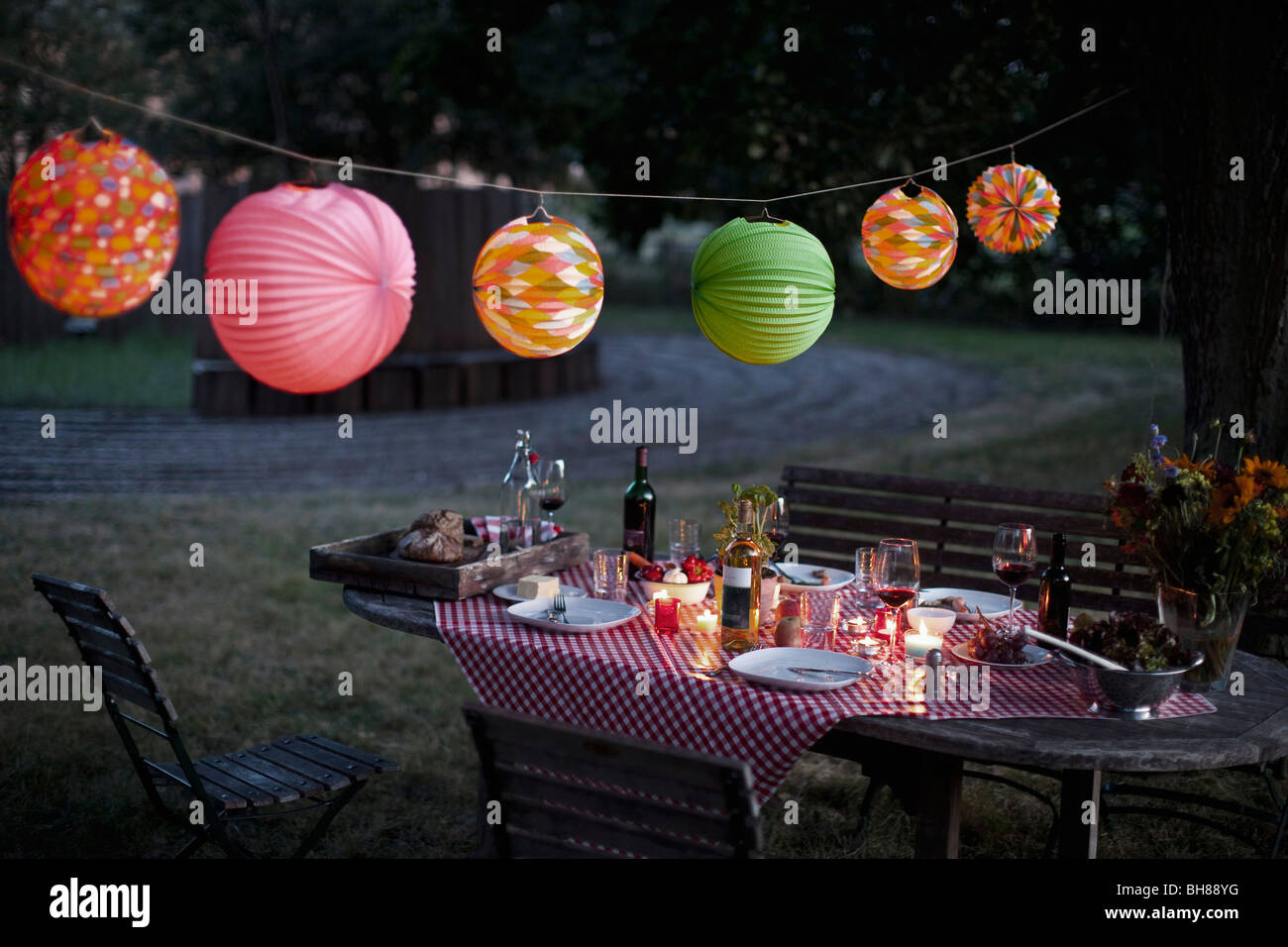 Ein unordentlich Tisch nach einer Dinner-party Stockfoto