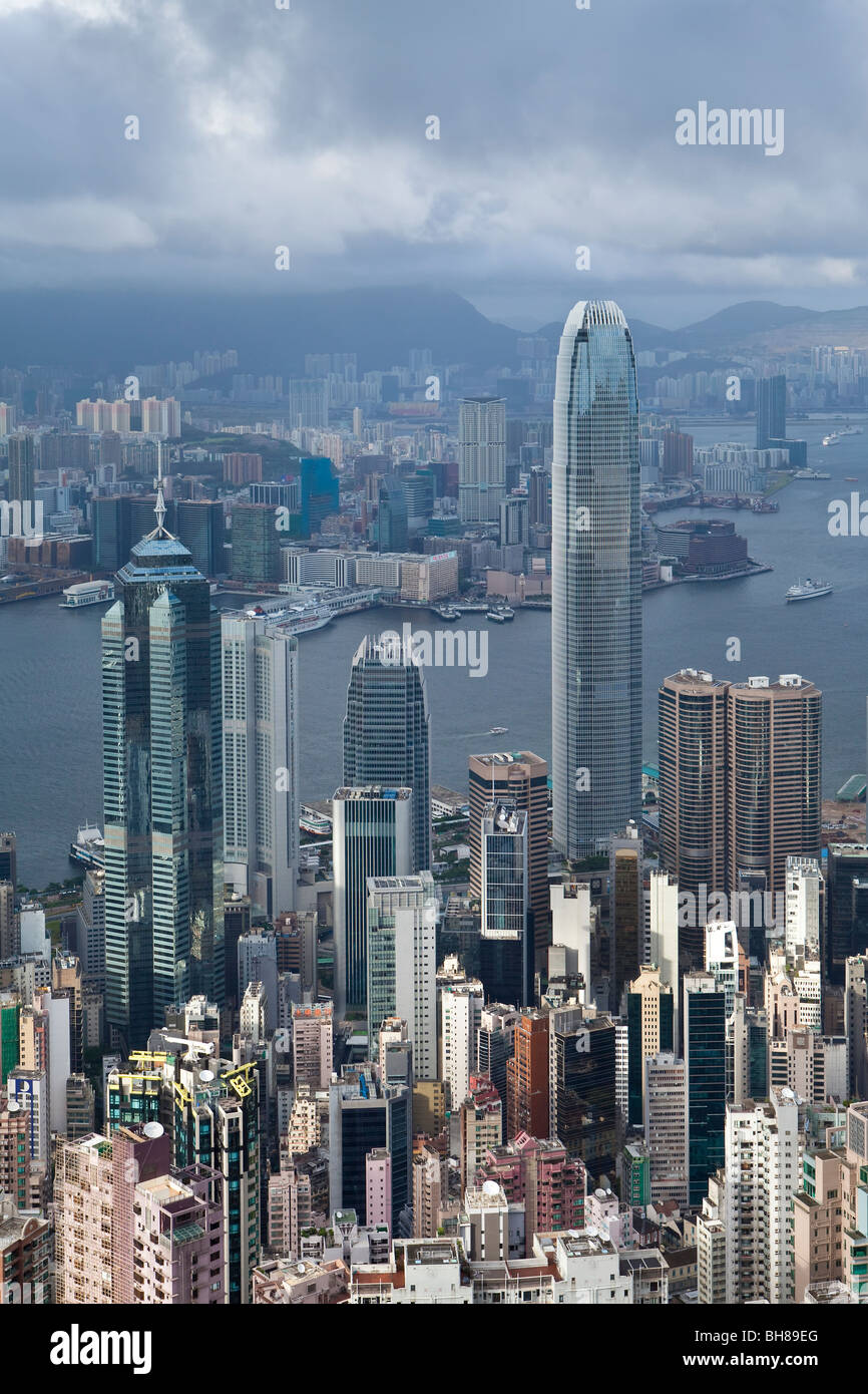 China, Hong Kong, Victoria Peak. Blick auf Hong Kong vom Victoria Peak. Die Skyline von Central befindet sich unterhalb der Gipfel Stockfoto