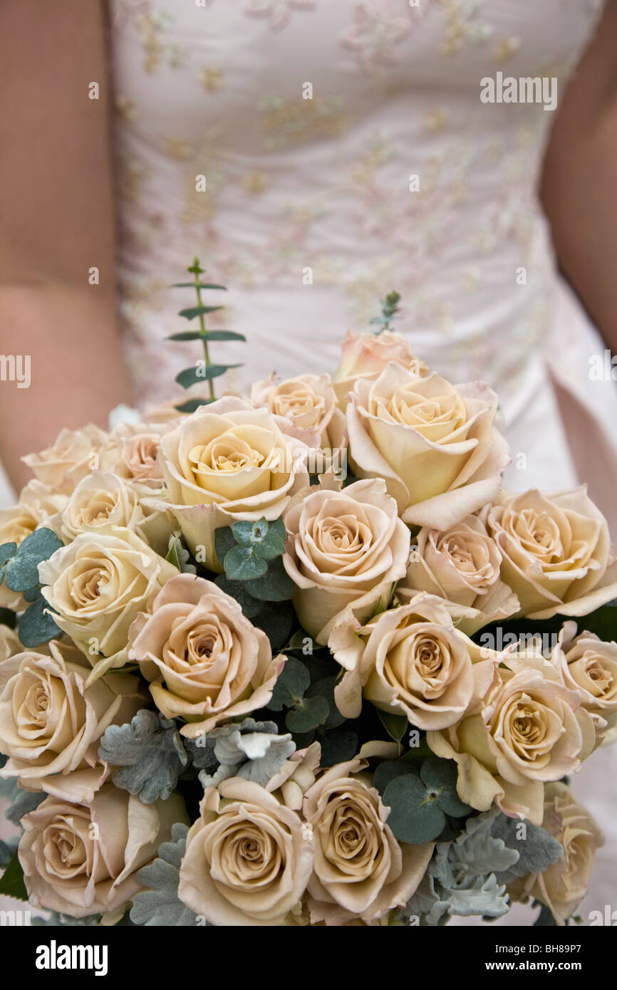 Detail einer Braut hält einen Blumenstrauß Stockfoto