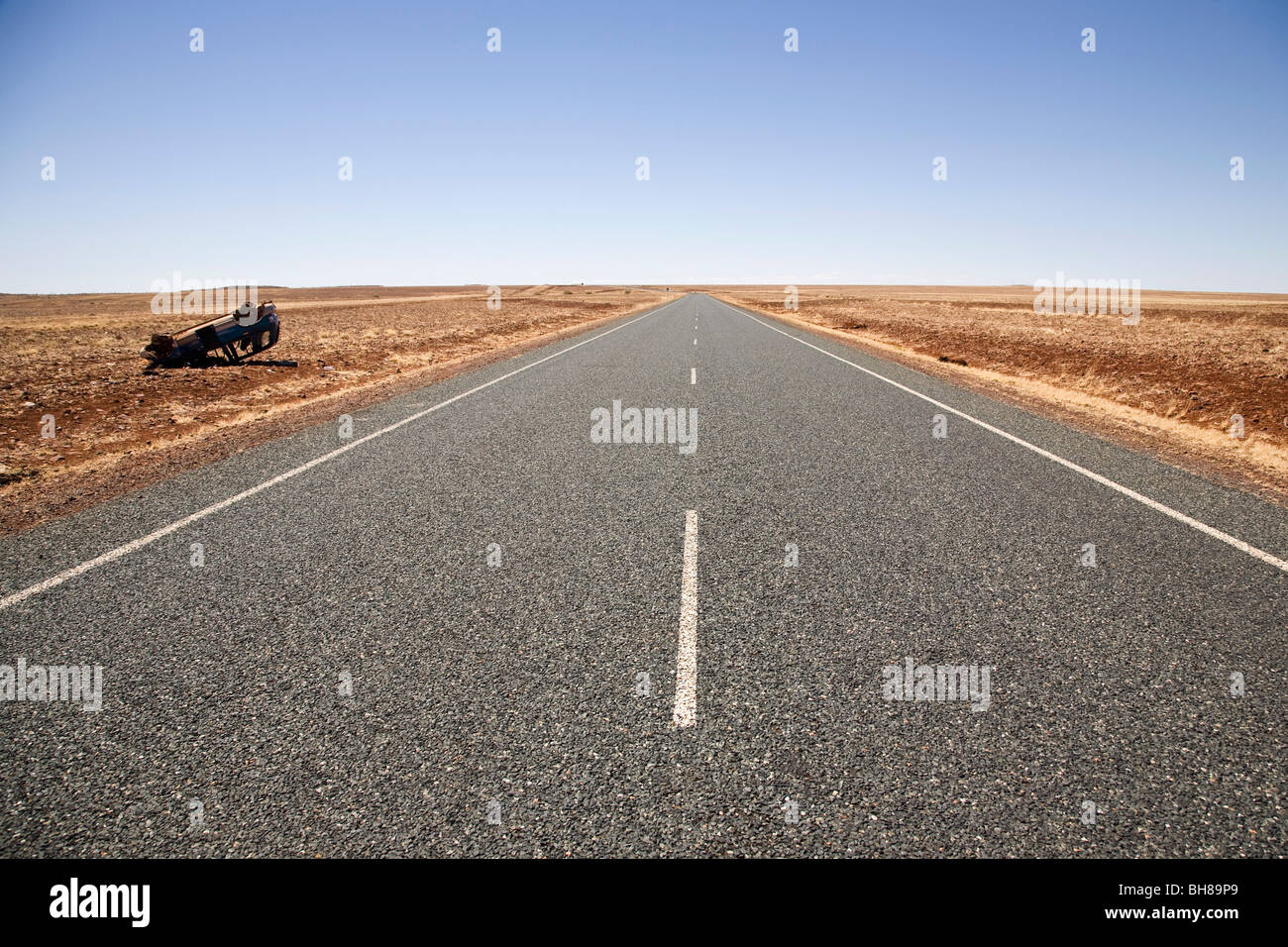 Autobahn durch eine karge Landschaft, Port Hedland, Western Australia, Australien Stockfoto