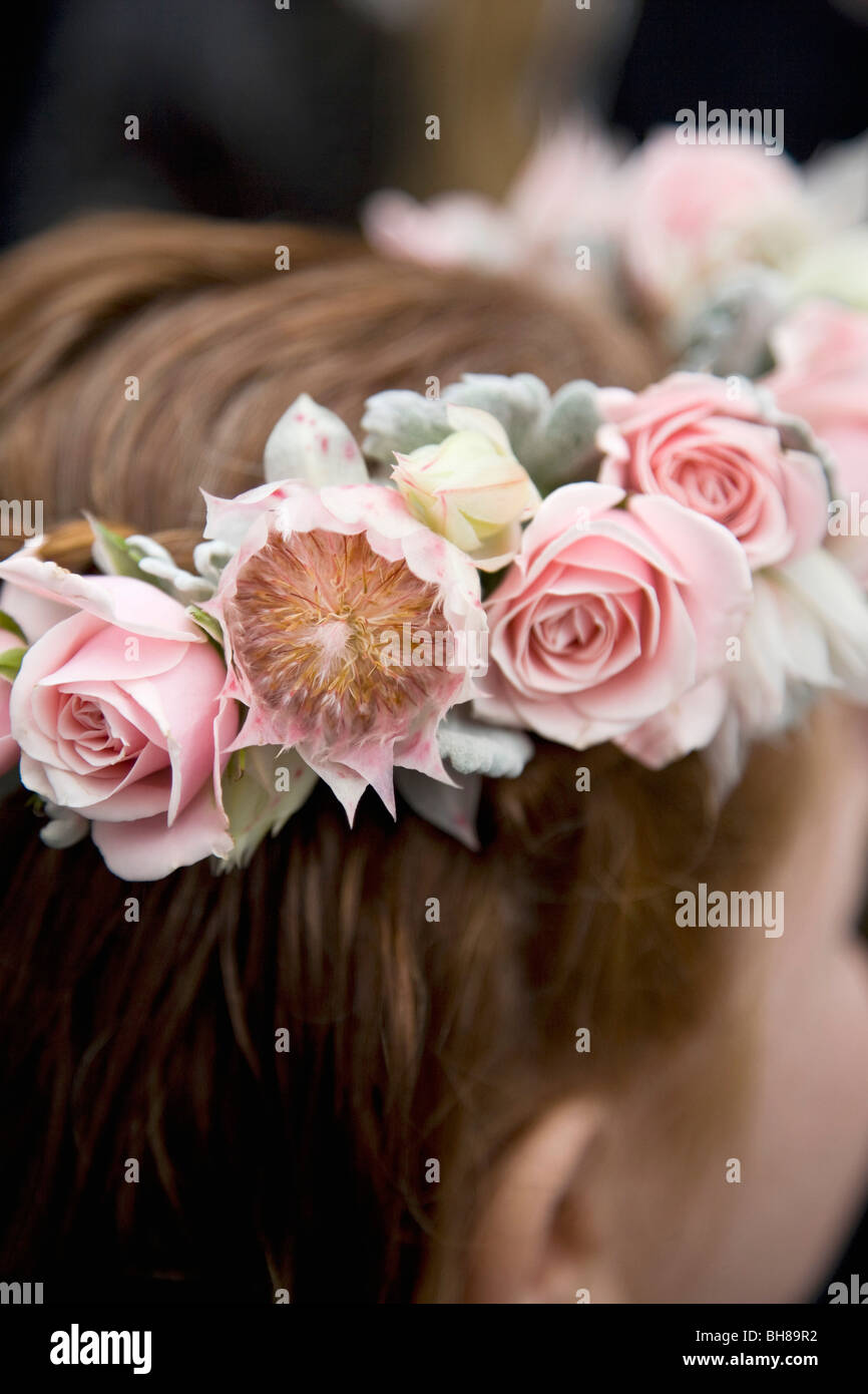 Hintere Ansicht Detail eines Mädchens tragen einen Blumenkranz Stockfoto