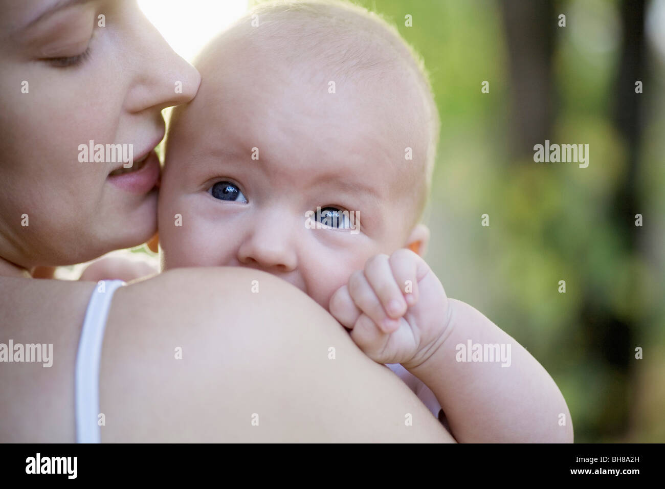 Eine Mutter küssen ihr Baby boy Stockfoto