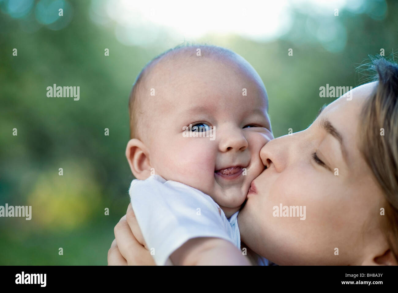 Eine Mutter küssen ihr Baby boy Stockfoto