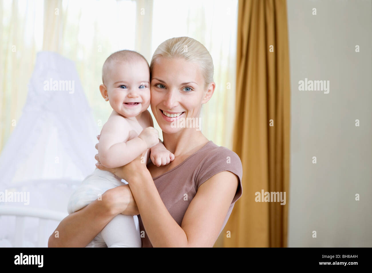 Eine Frau und ihr Baby in einem Kindergarten Stockfoto