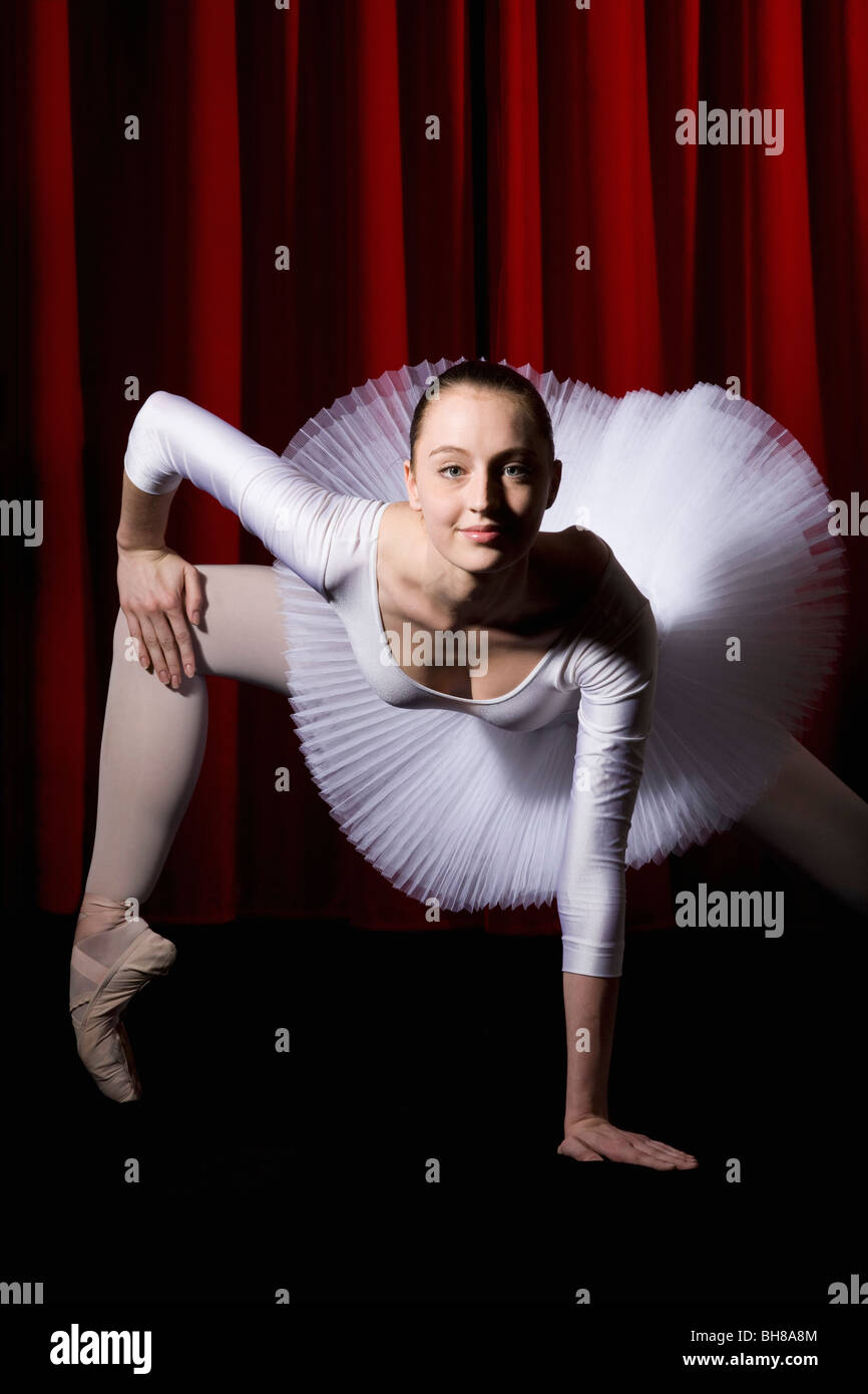 Ballett-Tänzerin auf der Bühne posieren Stockfoto