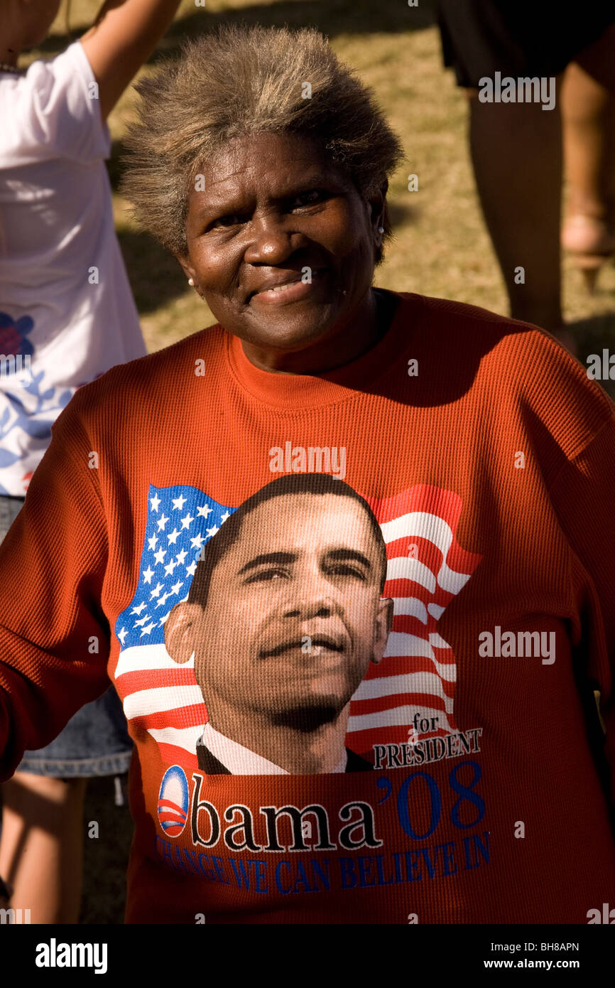 Afrikanische amerikanische senior Frau in rot Sweat-Shirt im frühen Vote for Change Barack Obama Presidential Rallye an Bonanza High School Stockfoto
