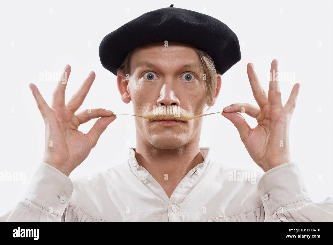 Ein kostümierter Mann verdrehen seinen Schnurrbart, Porträt Stockfoto