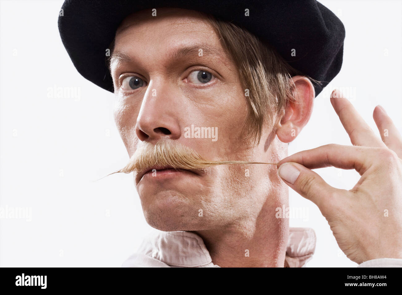 Ein Mann seinen Schnurrbart verdrehen Stockfoto