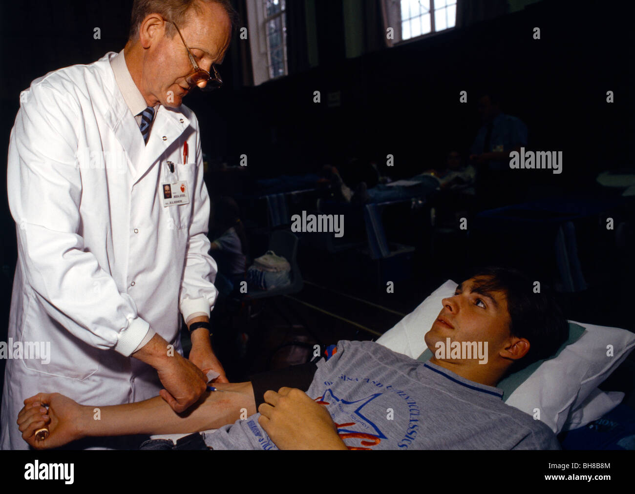 Mann spendet Blut Arzt einsetzen der Nadel in die Vene Stockfoto