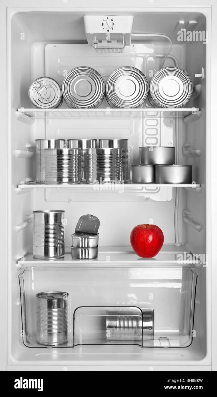Verschiedene Blechdosen und einen Apfel in einem Kühlschrank Stockfoto