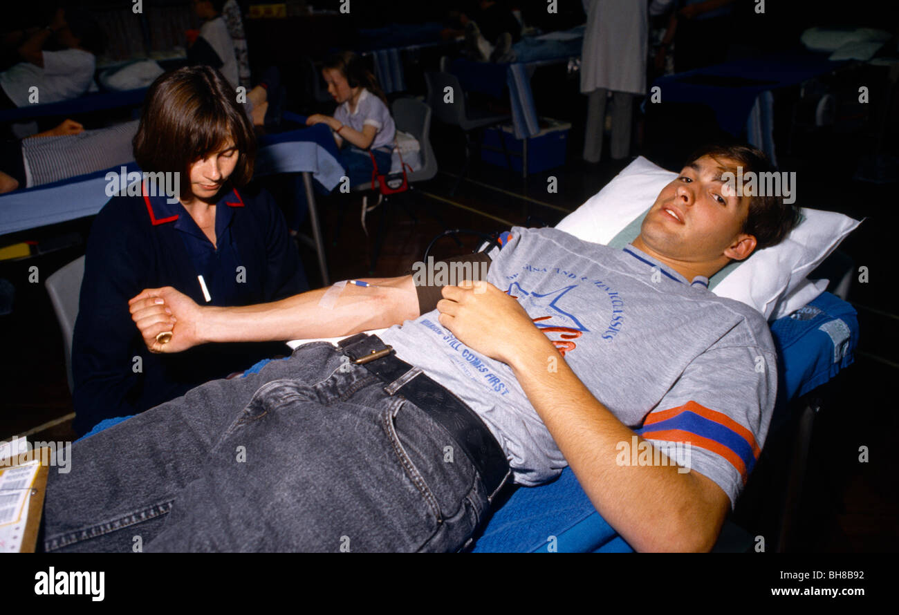 Blutspender Spender & Krankenschwester In Turnhalle Stockfoto