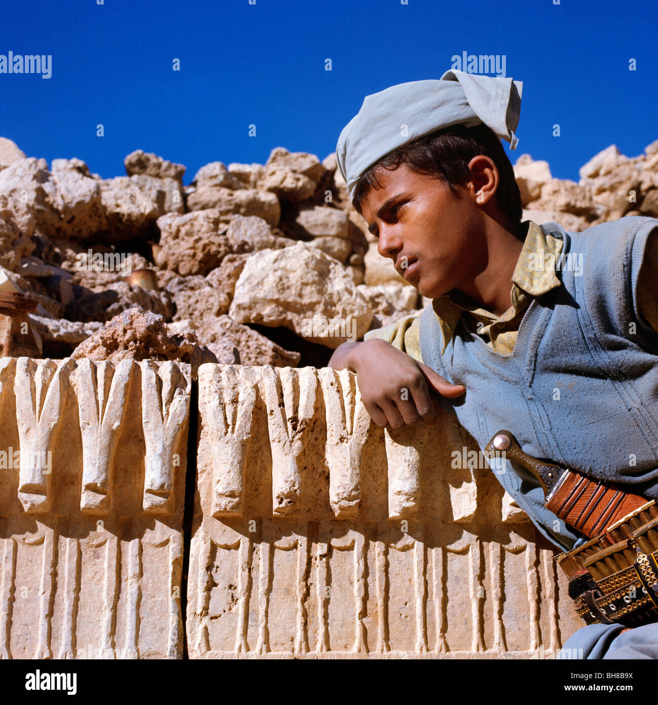 Marib Jemen Mann auf historischen Steinbock Frieze gestützt Stockfoto