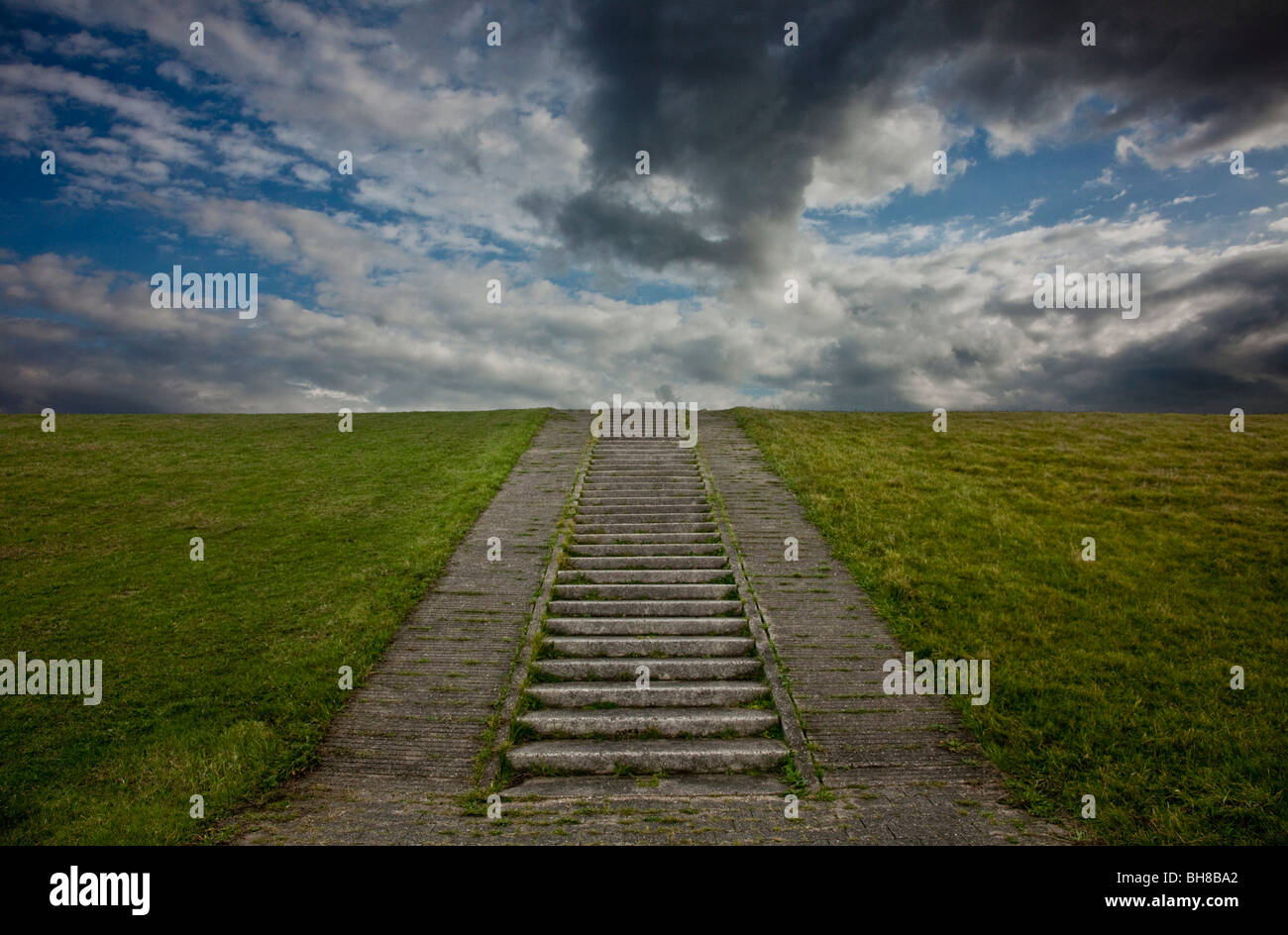 Schritte auf einem Rasen Hügel Ostfriesischen Inseln, Borkum, Ostfriesland, Niedersachsen, Deutschland Stockfoto