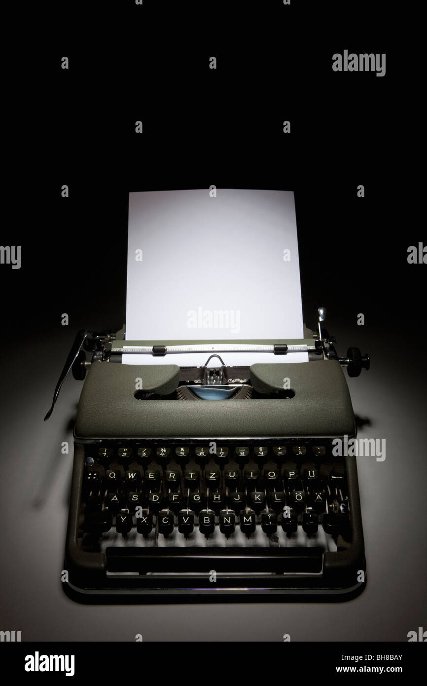 Eine altmodische Schreibmaschine mit Papier Stockfoto