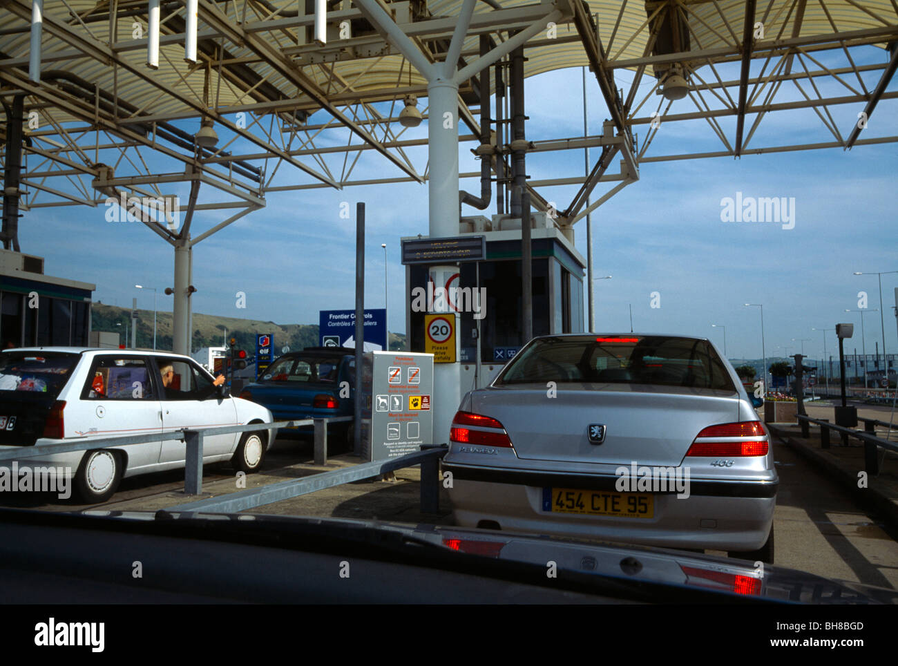 Calais Frankreich Eurotunnel Autos fahren über Terminal Stockfoto
