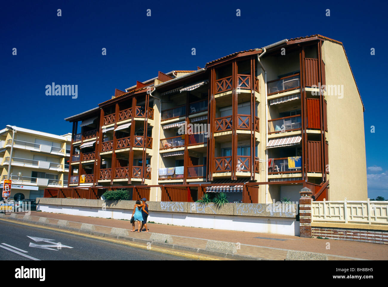 Lacanau-Ocean Frankreich Menschen zu Fuß Vergangenheit Hotel Stockfoto