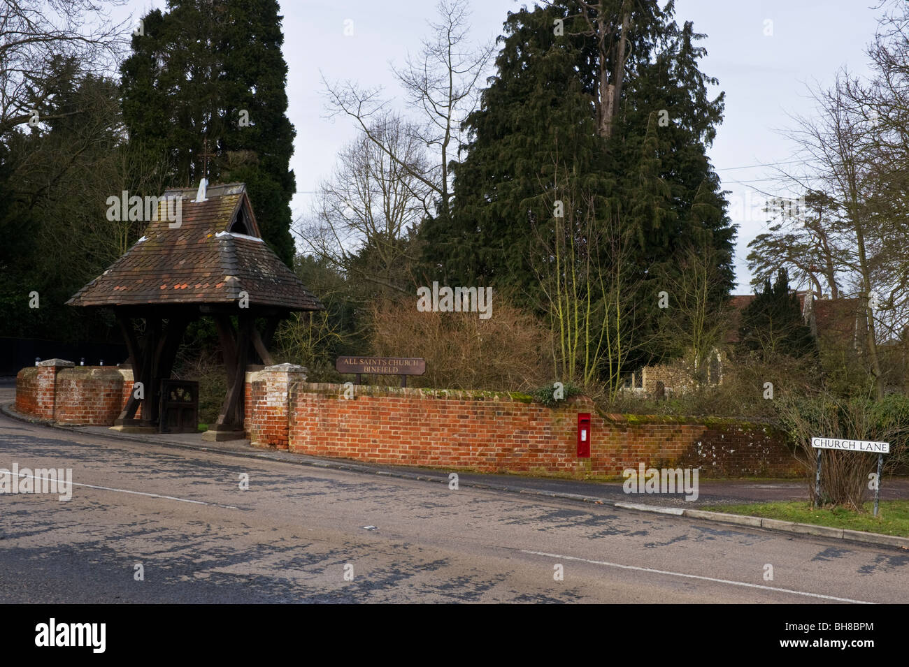 Ein Lynch-Tor ins All Saints Dorf Pfarrkirche Binfield Berkshire UK Stockfoto