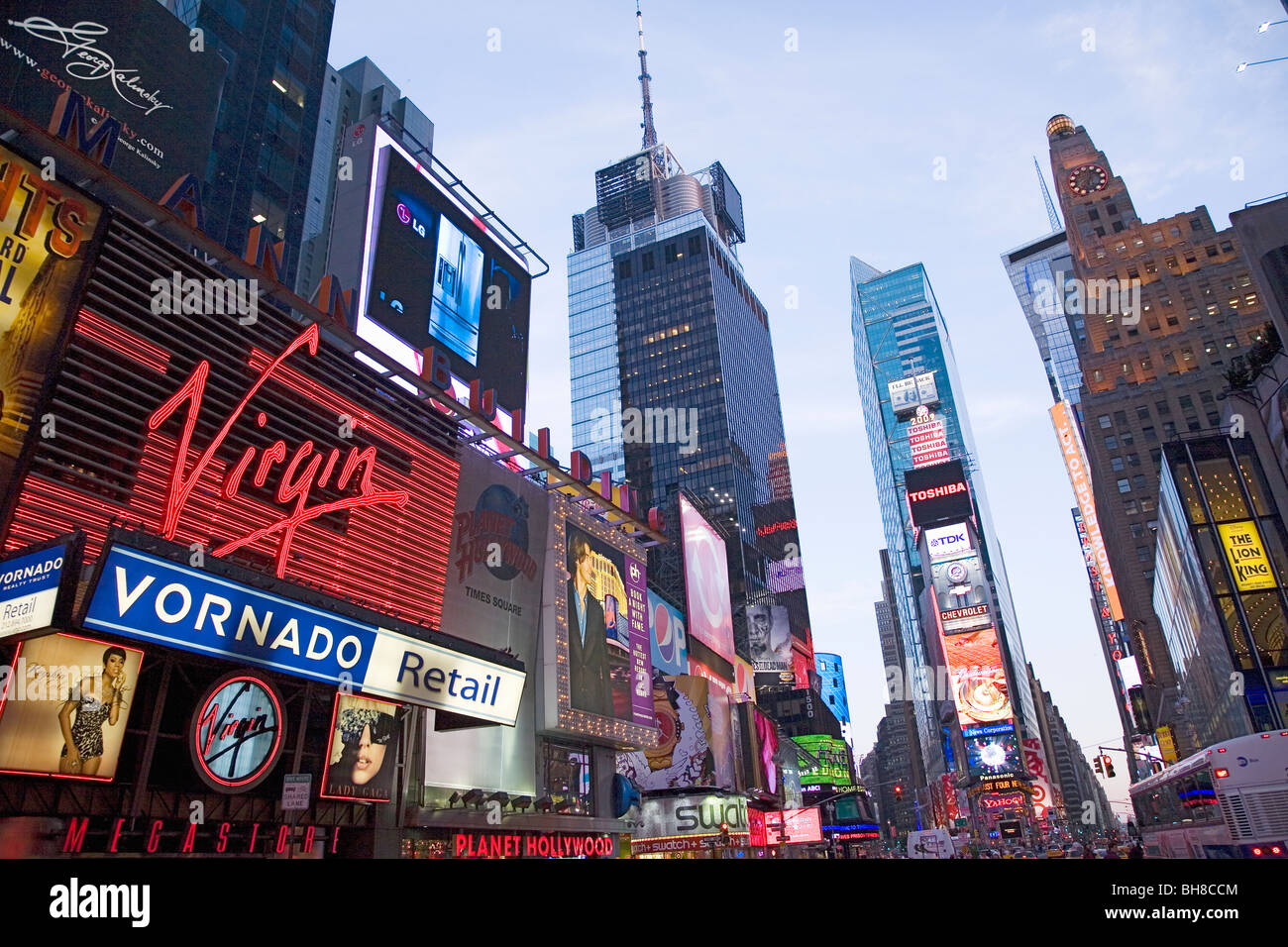 Die Lichter der Stadt in der Dämmerung sind am Times Square in Manhattan, New York City, New York gesehen. Stockfoto