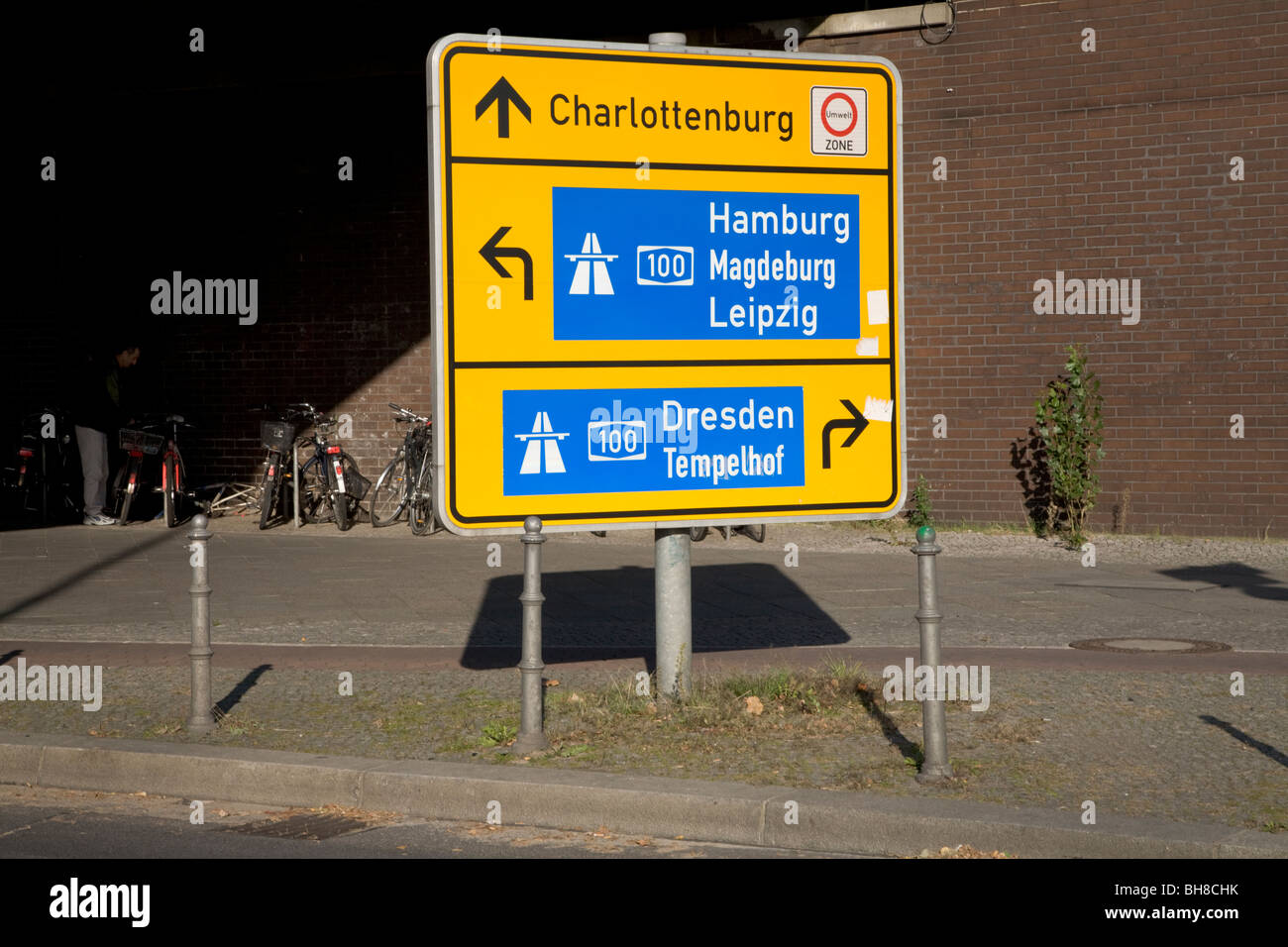 Berliner Straße und Autobahn Wegweiser nach verschiedenen Richtungen Berlin Deutschland