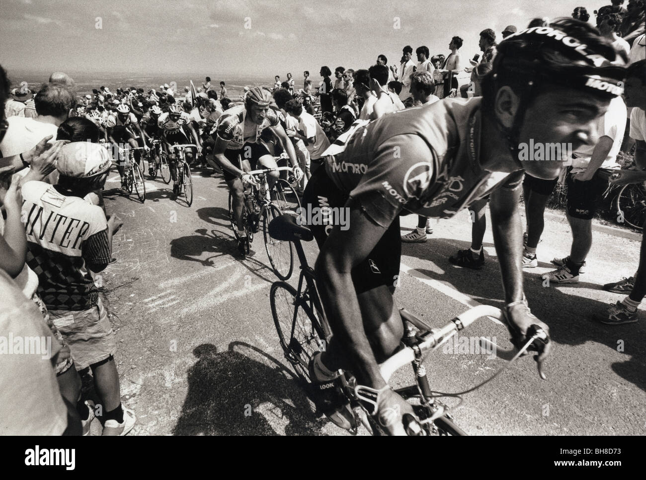 Radfahrer in 1994 im Wettbewerb in der ersten britischen Tour de France Radrennen seit 20 Jahren über Ditchling Beacon, Sussex. Stockfoto
