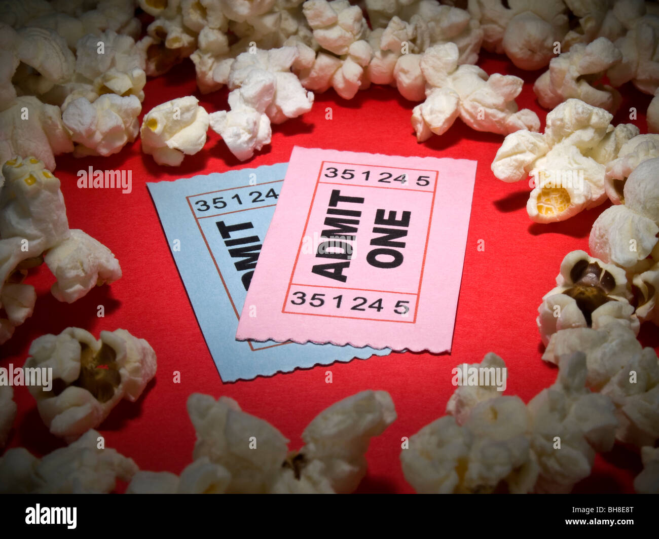 Aufnahme von zwei generische Eintrittskarten umgeben von Popcorn hautnah. Stockfoto