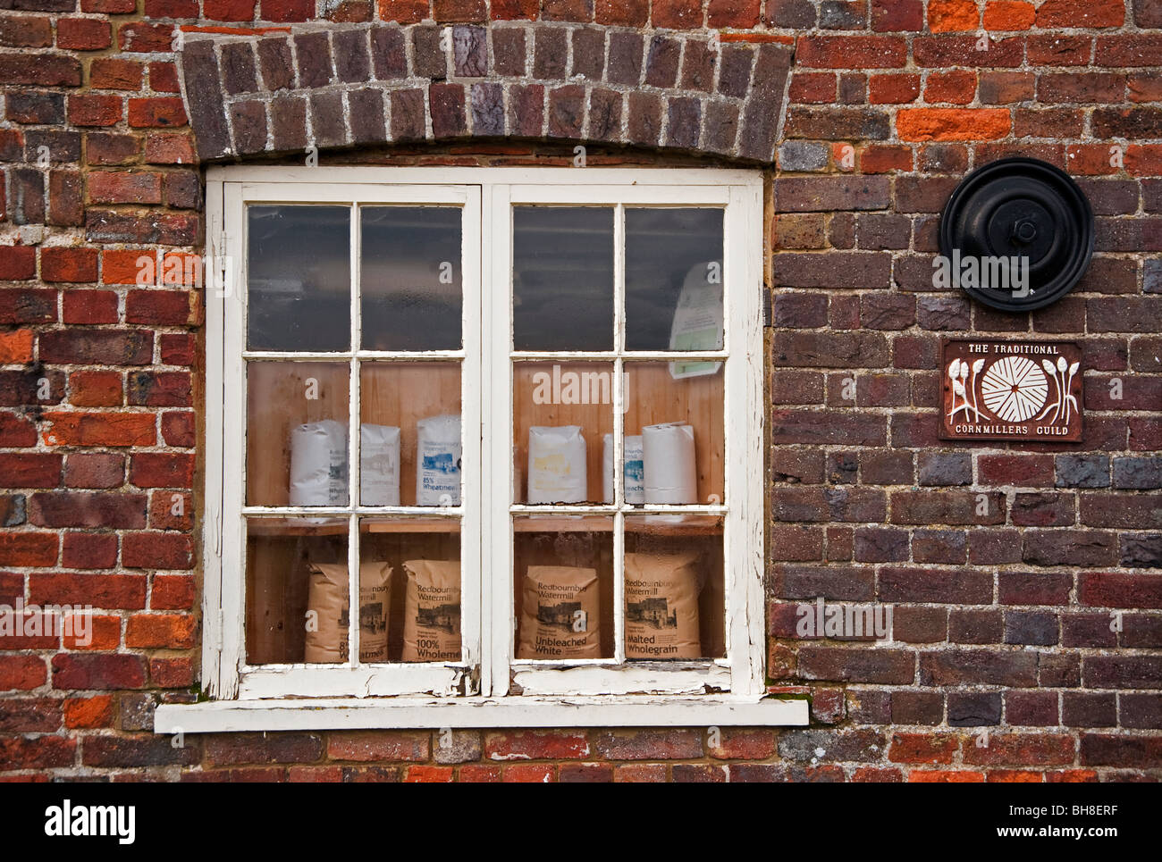 Taschen von Mehl in Fenster der alten Wassermühle Redbourn GROSSBRITANNIEN Stockfoto