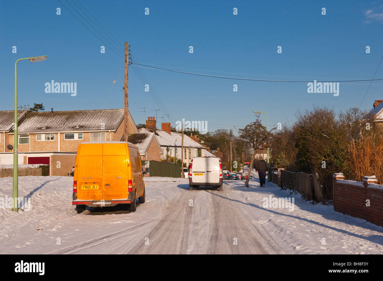 Ein Bild zeigt den Schnee auf einer ungritted Straße in einem bebauten Gebiet in Beccles, Suffolk, England, Großbritannien, Uk Stockfoto