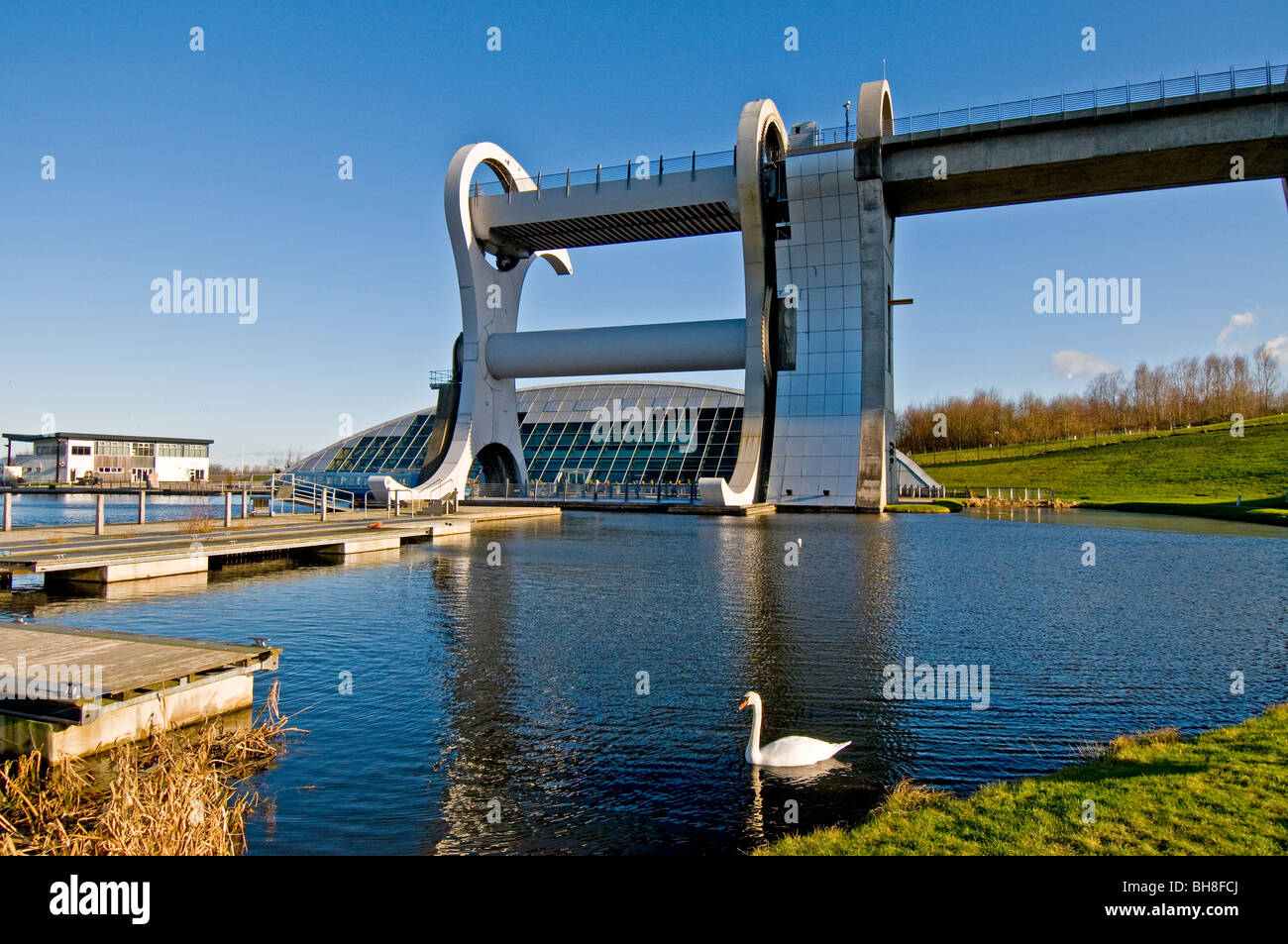 Am 24. Mai 2002 eröffnet Königin Elizabeth II. das Falkirk Wheel als Teil von ihr goldenes Jubiläum feiern. SCO 6006 Stockfoto