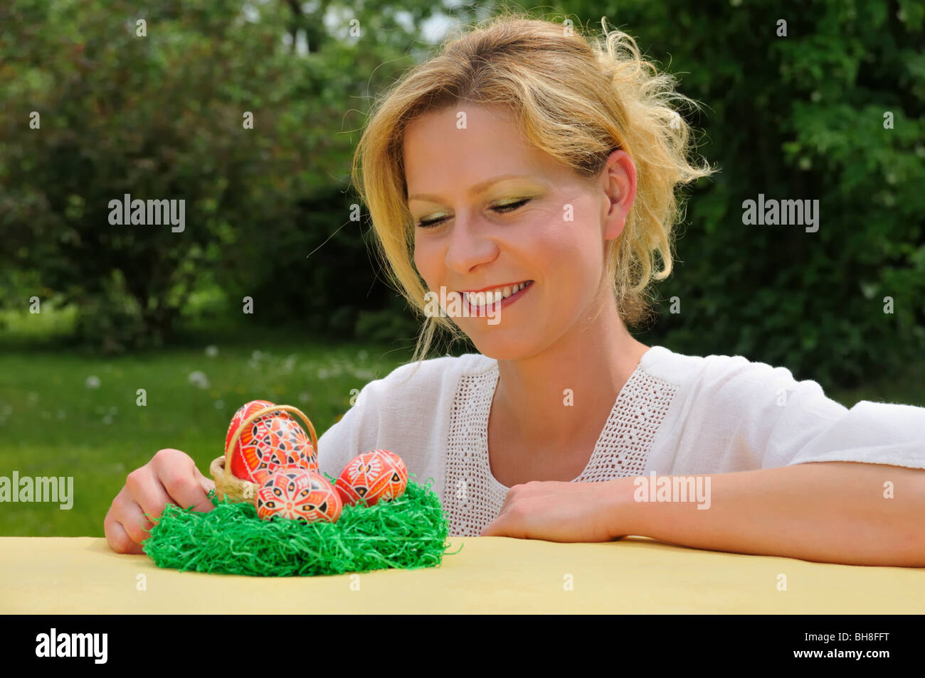 Junge Frau und Ostern Eiern Stockfoto