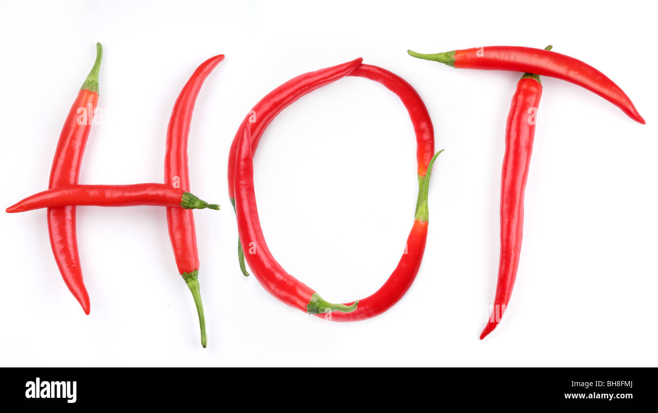 das Wort 'HOT' ist gesäumt von rote Chilischote Stockfoto