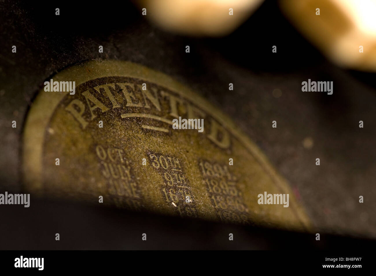 Nahaufnahme der patentierte Abzeichen auf einer antiken Oliver Schreibmaschine Stockfoto