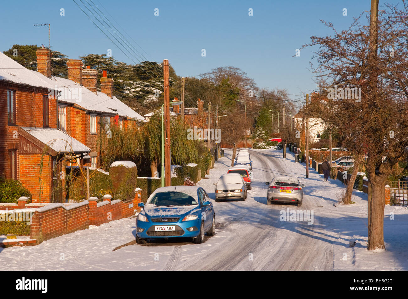 Ein Bild zeigt den Schnee auf einer ungritted Straße in einem bebauten Gebiet in Beccles, Suffolk, England, Großbritannien, Uk Stockfoto