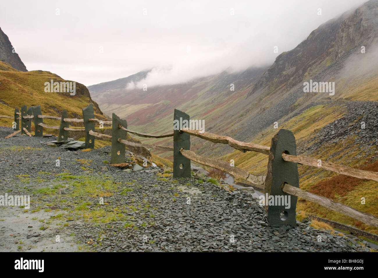 Nebel steigt über Honister Pass, Cumbria. Foto vom Schieferbergwerk Parkplatz auf der Passhöhe. Stockfoto