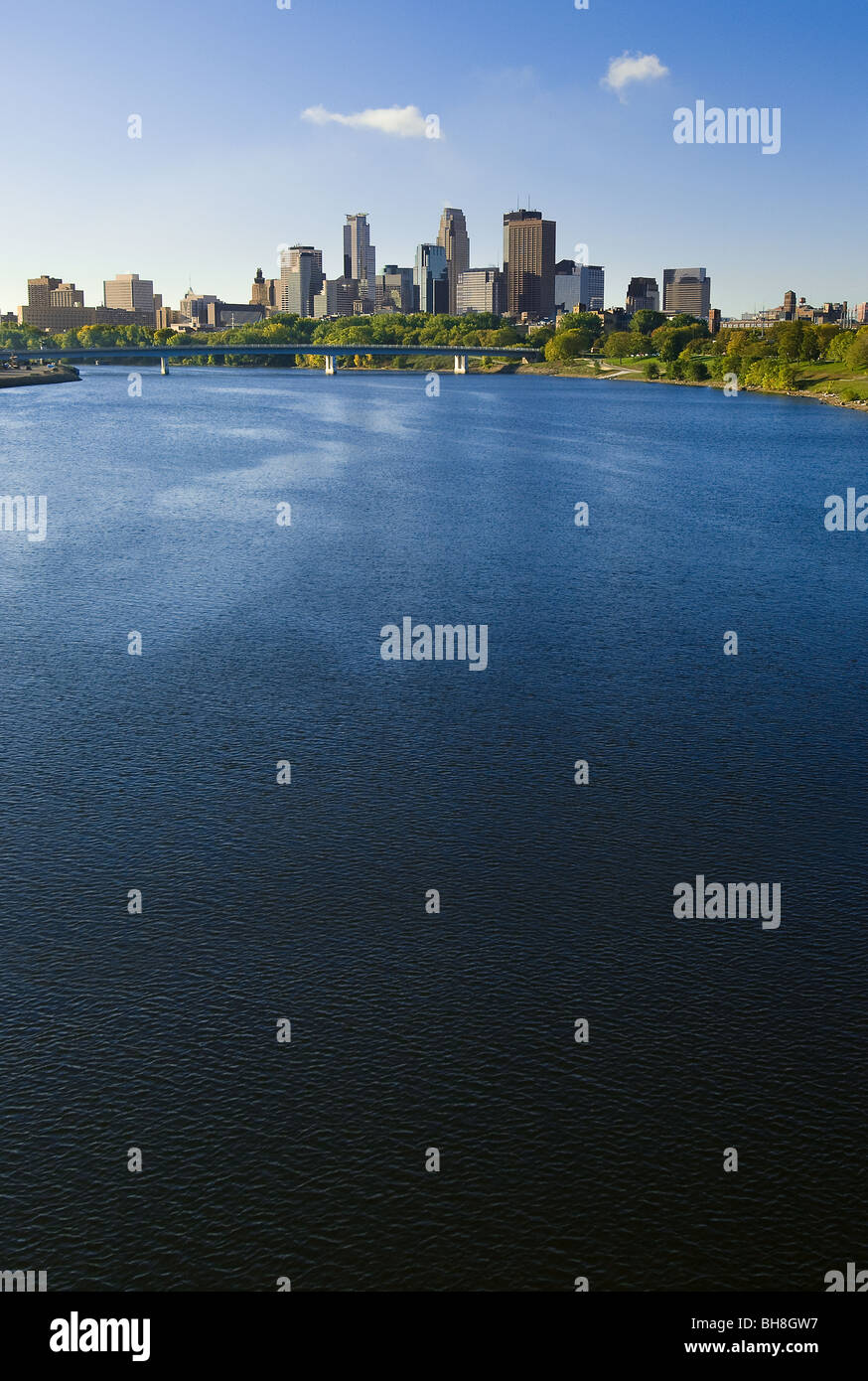 Mississippi River und die Skyline von Minneapolis, Minnesota Stockfoto