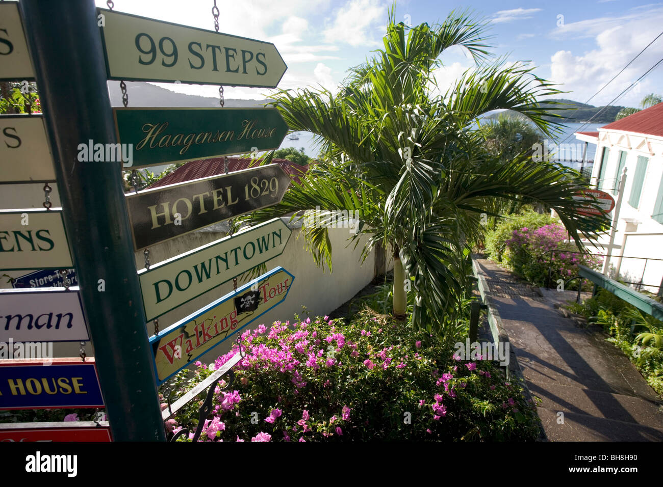 Hinweisschildern Touristen zu verschiedenen Hotels und Attraktionen an der Spitze der berühmten 99 Schritte über Charlotte Amalie Stockfoto