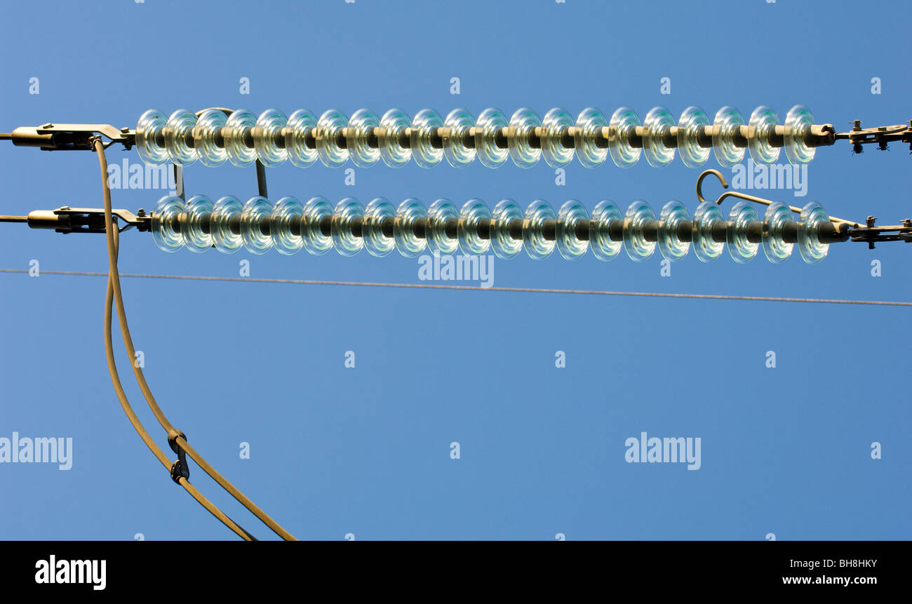 Hochspannung Overhead Kabel Leitungen mit 275kV mit Glas Isolatoren. Stockfoto