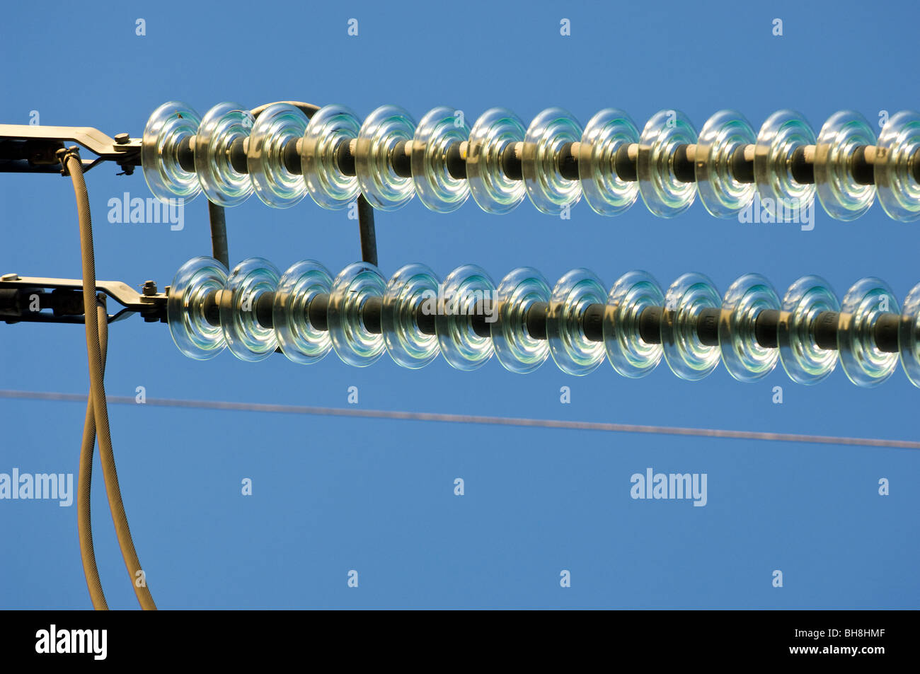 Hochspannung Overhead Kabel Leitungen mit 275kV mit Glas Isolatoren. Stockfoto