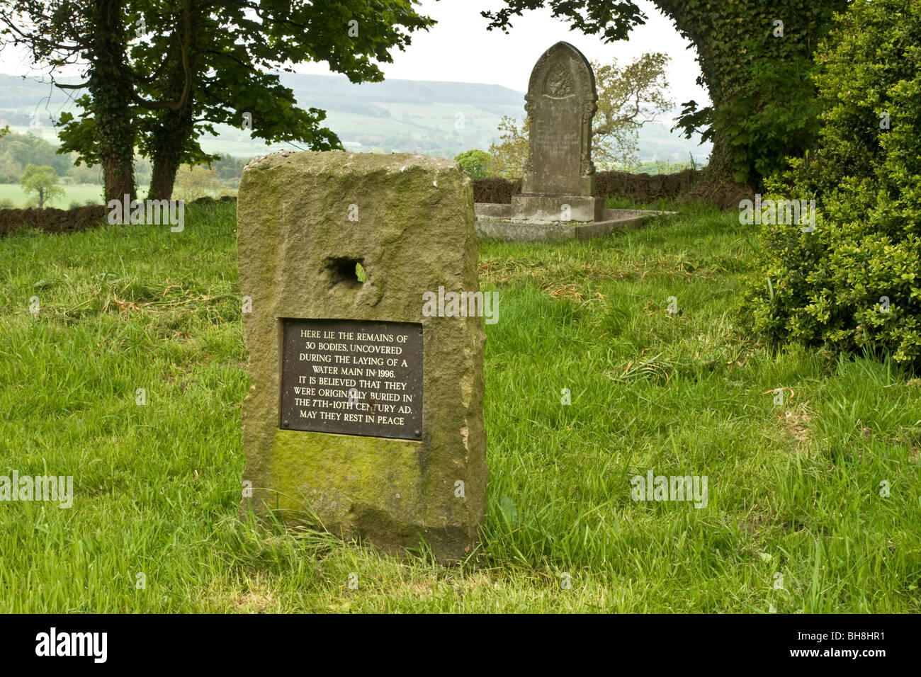 Friedhof von der Pfarrkirche St. Oswald in Thornton Steward, North Yorkshire. Stockfoto