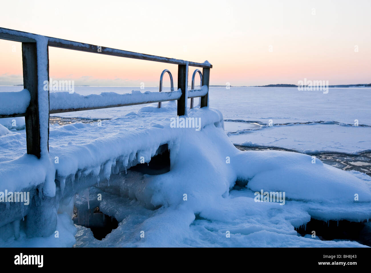 Eine gefrorene schwimmen Anlegestelle im Winter außerhalb von Helsinki. Stockfoto