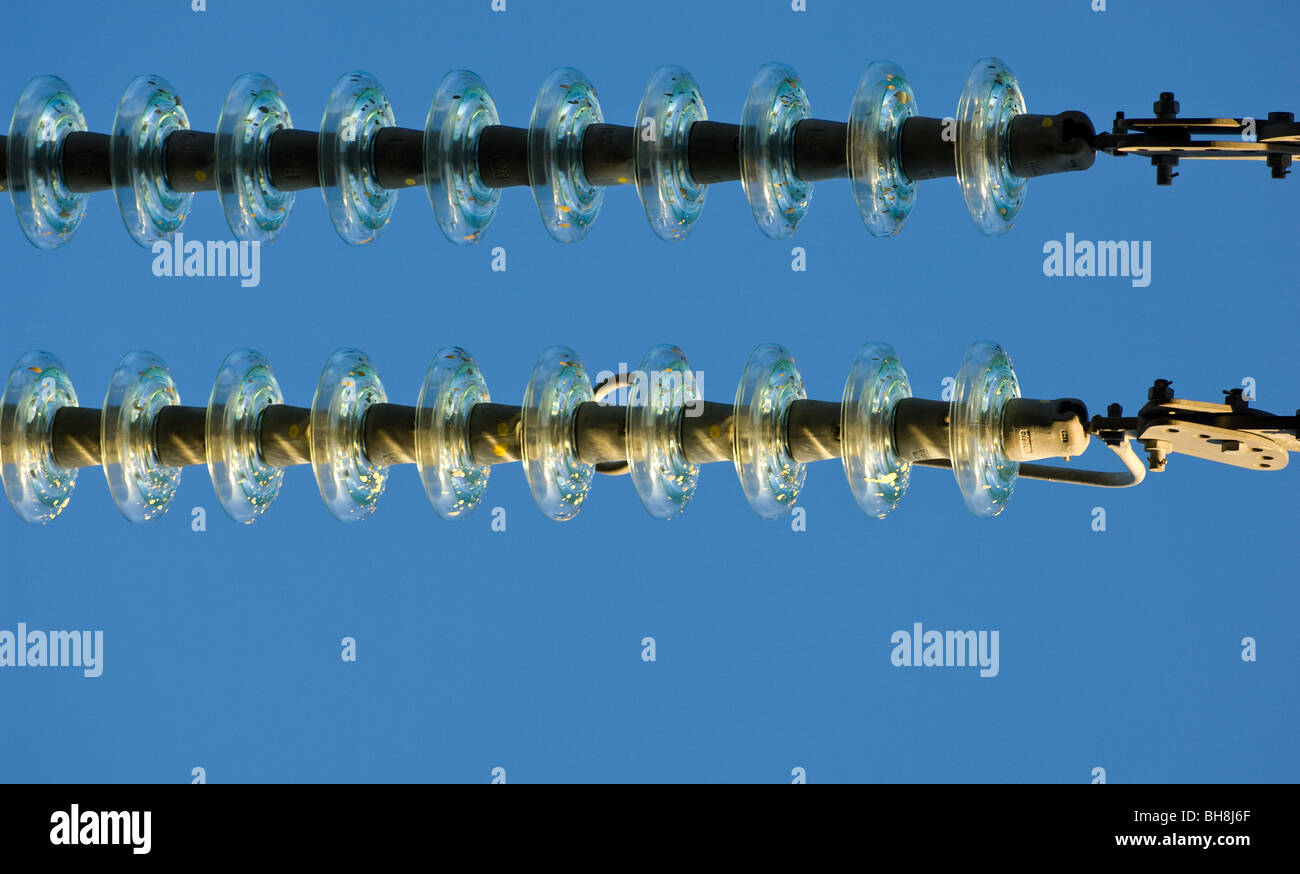 Hochspannung Overhead Kabel Leitungen mit 275kV mit Glas Isolatoren. Stockfoto