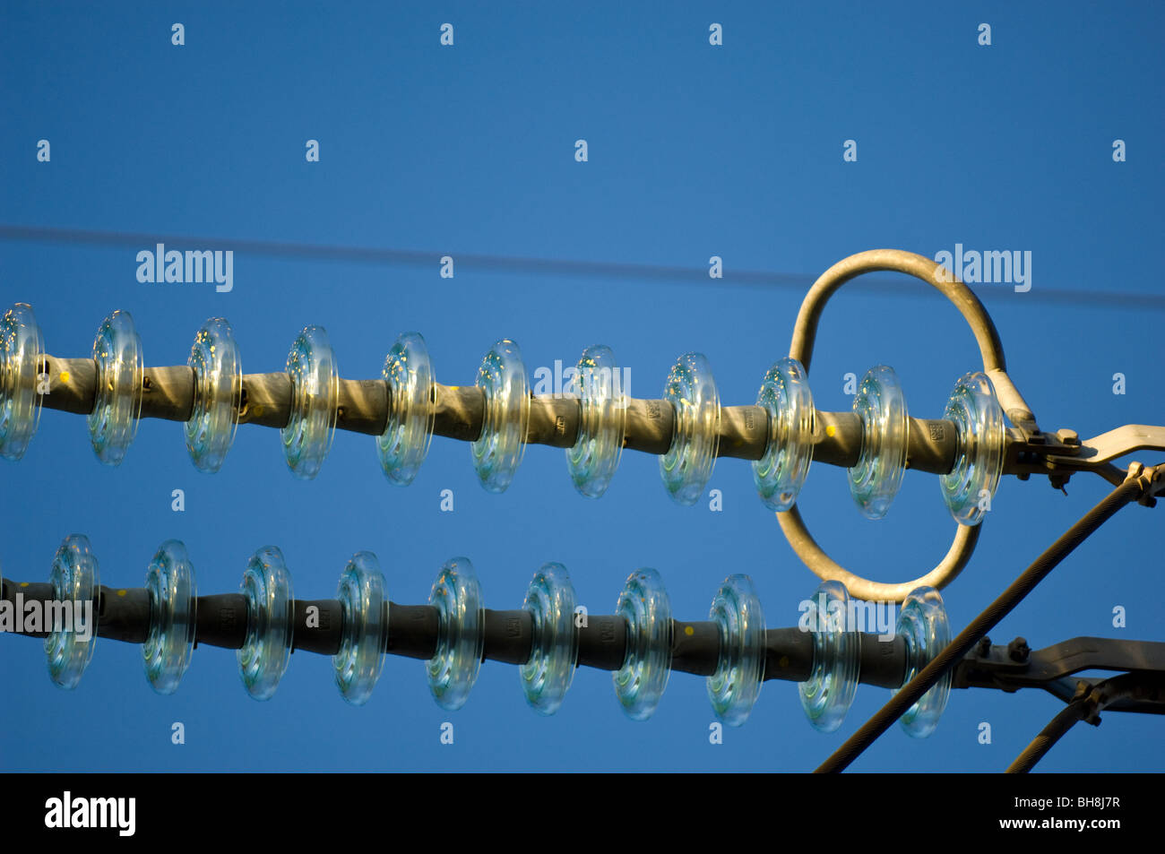 Hochspannung Overhead Kabel Leitungen mit 275kV mit Glas Isolatoren. Stockfoto