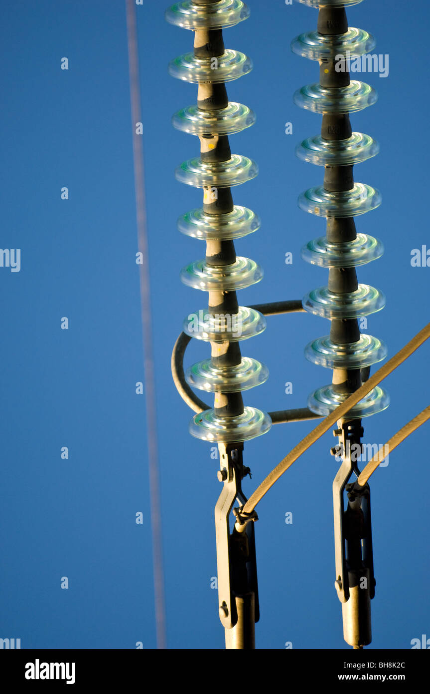 Hochspannung Overhead Kabel Leitungen mit 275kV mit Glas Isolatoren. Stockfoto