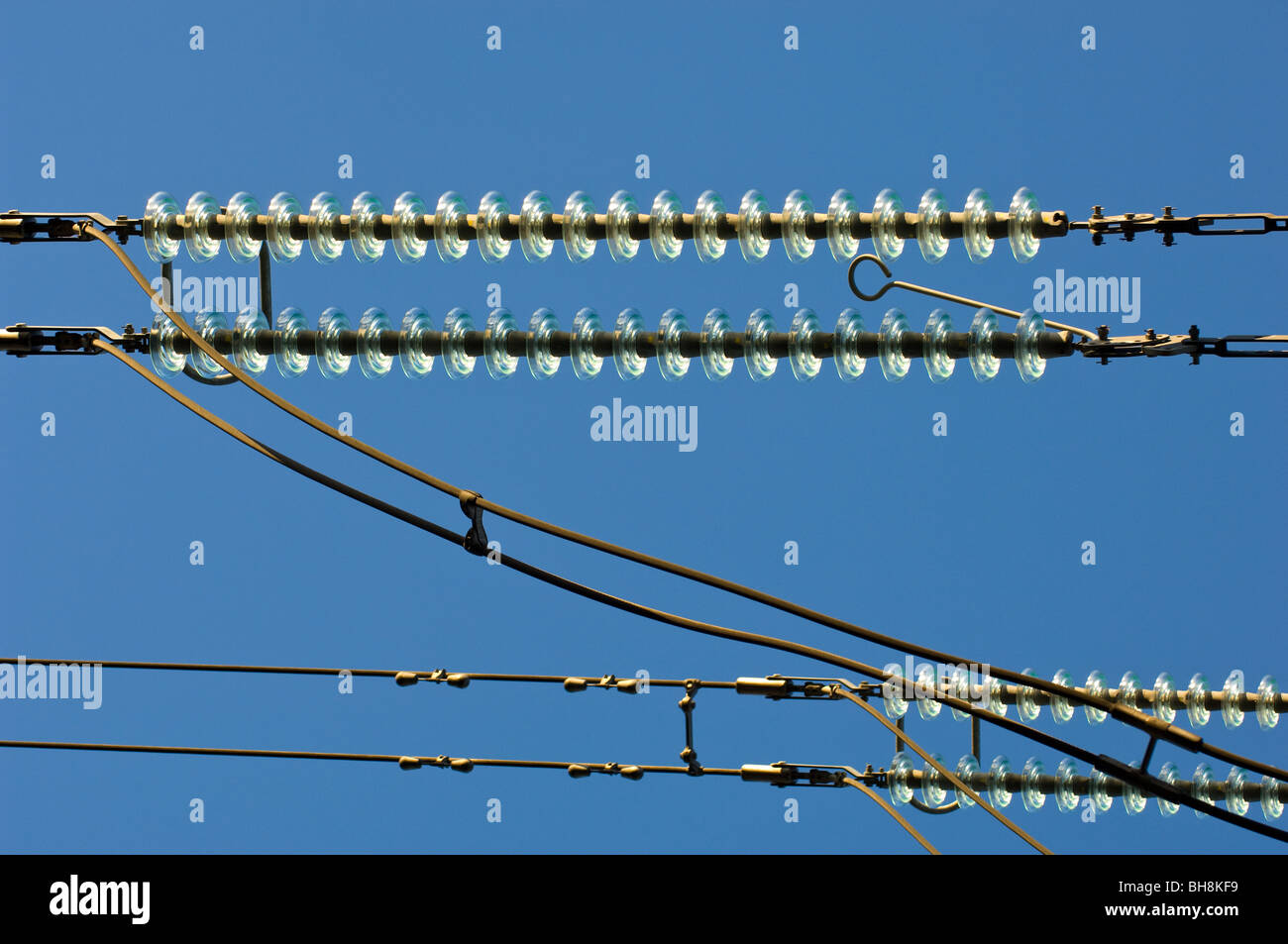 Hochspannung Overhead Kabel Leitungen mit 275kV mit Glas Isolatoren. Stockfoto
