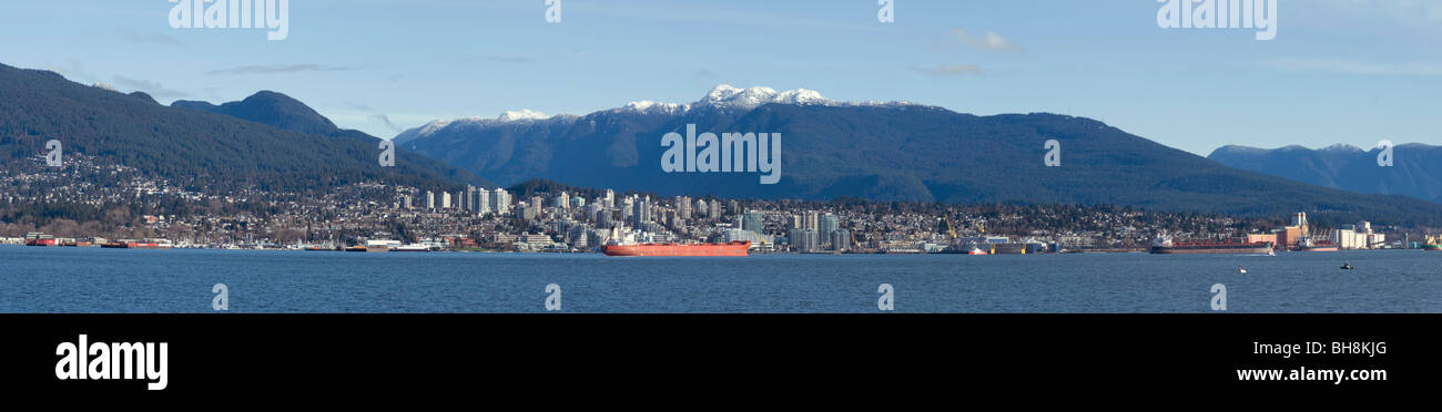 Ein Blick über die Bucht von Vancouver nach North Vancouver. Kurz vor den Winterspielen in Vancouver 2010. Kein Schnee. Stockfoto