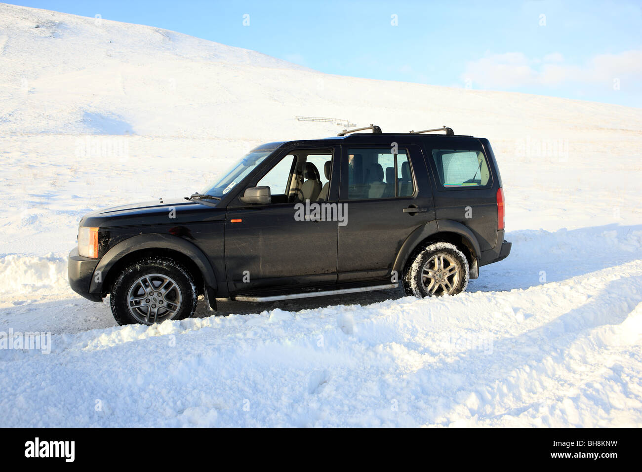 Land Rover im Tiefschnee Stockfoto