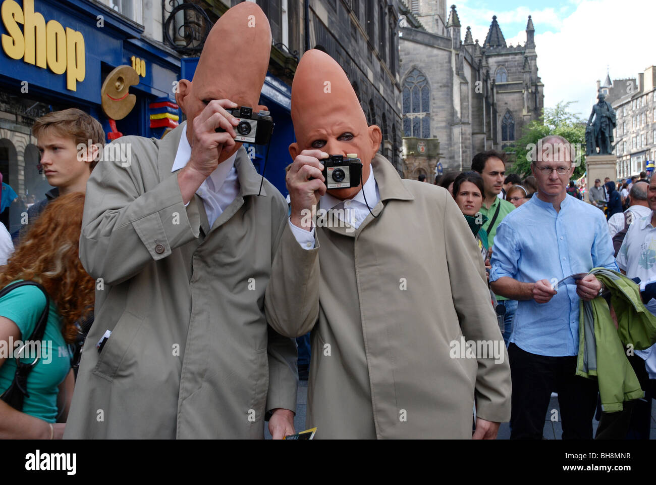 Conehead-Fotografen, die Förderung ihrer Edinburgh Fringe zeigen auf der High Street, Edinburgh. Stockfoto